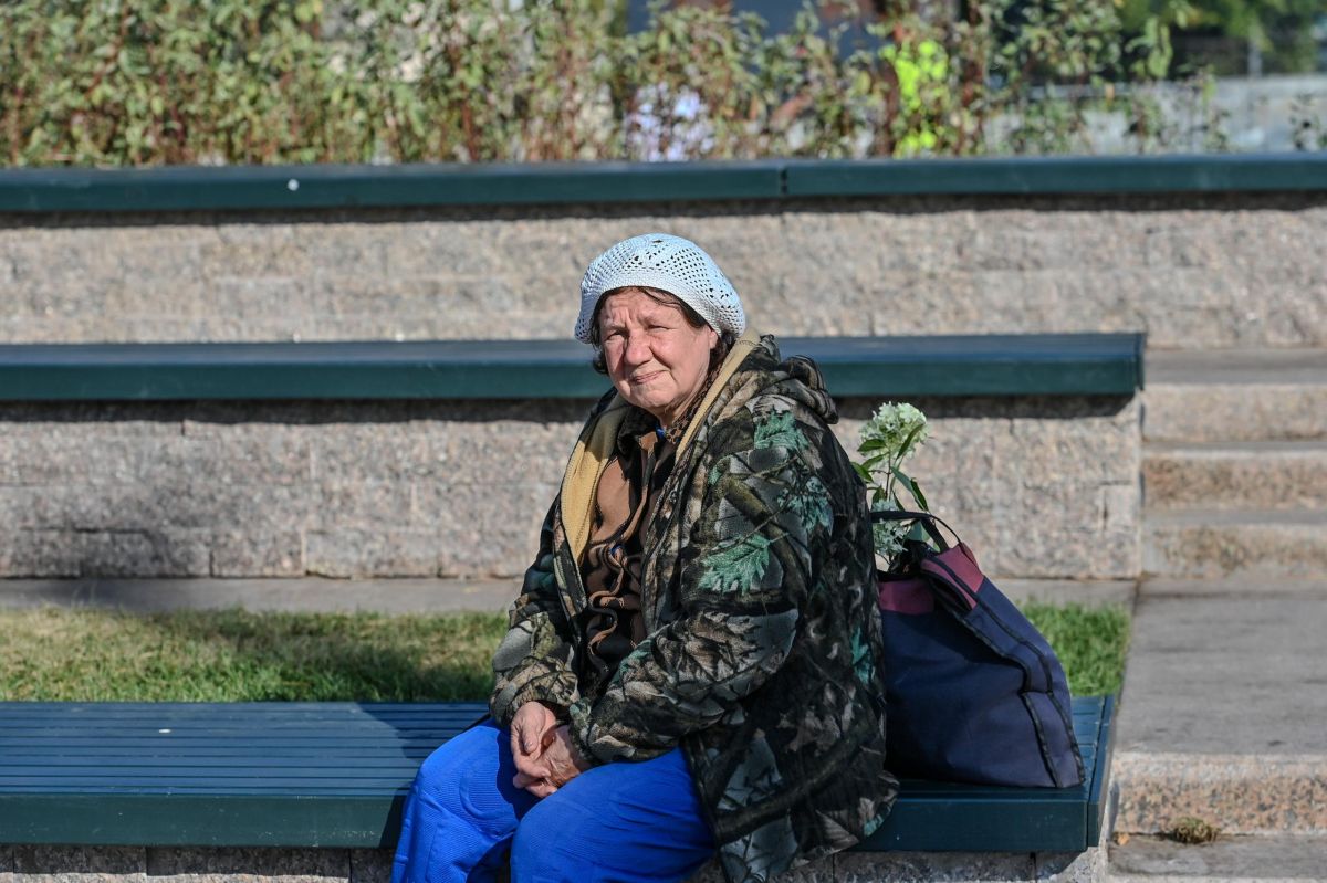 Жительница города Елена Сергеевна и воспитанники школы Backyard сегодня приняли участие в озеленении Жительница города Елена Сергеевна и воспитанники школы Backyard сегодня приняли участие в озеленении