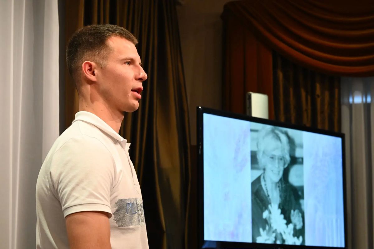 Полицейский «десант» в литературный музей им. Ф.М. Достоевского: на вечер памяти омской поэтессы - мамы одного из руководителей УМВД Полицейский «десант» в литературный музей им. Ф.М. Достоевского: на вечер памяти омской поэтессы - мамы одного из руководителей УМВД