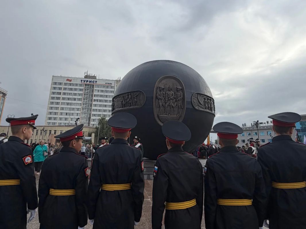 Смотрим фото с открытия шара «Держава» на площади Бухгольца Смотрим фото с открытия шара «Держава» на площади Бухгольца
