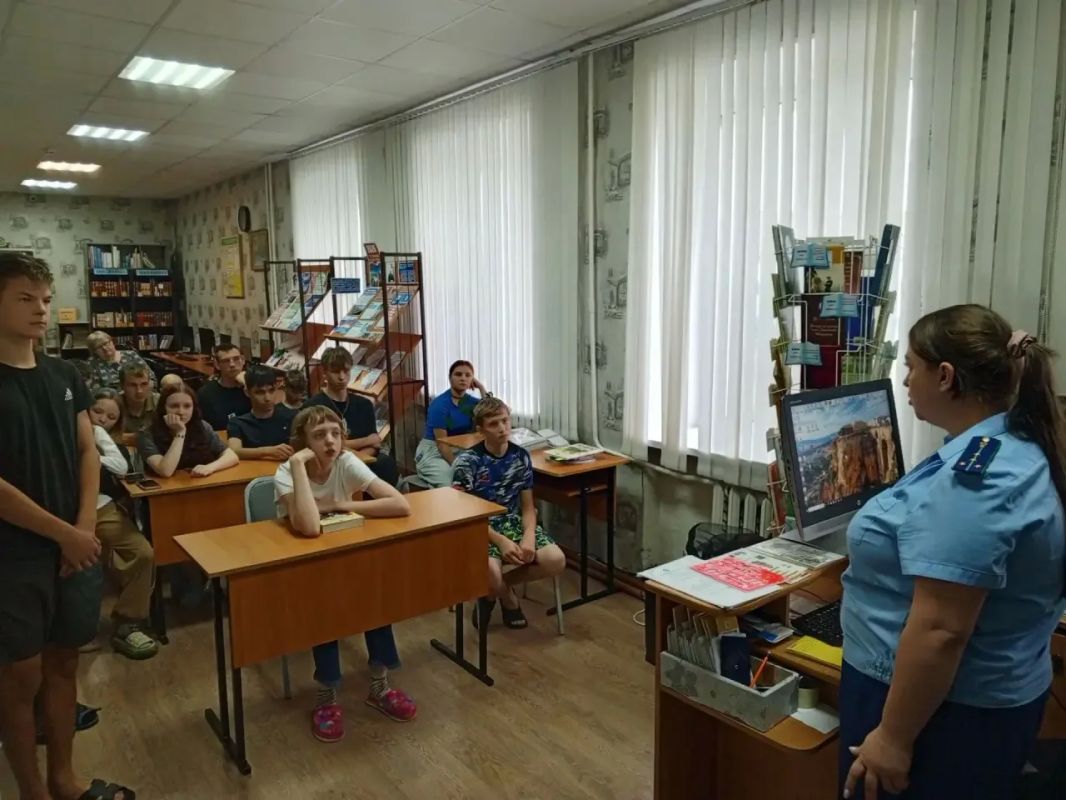Сотрудники Тарской межрайонной прокуратуры встретились с воспитанниками дома детства Сотрудники Тарской межрайонной прокуратуры встретились с воспитанниками дома детства