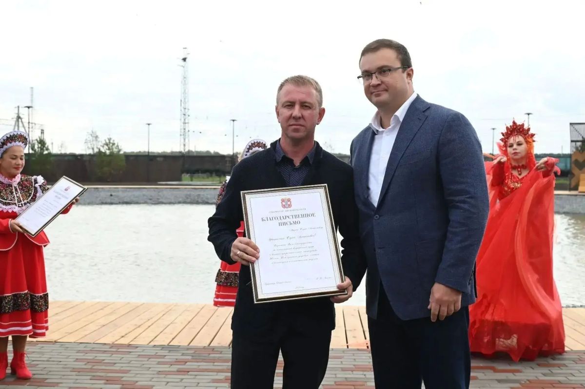 Хоценко открыл общественное пространство «Озеро Жар-птицы» в Любинском Хоценко открыл общественное пространство «Озеро Жар-птицы» в Любинском