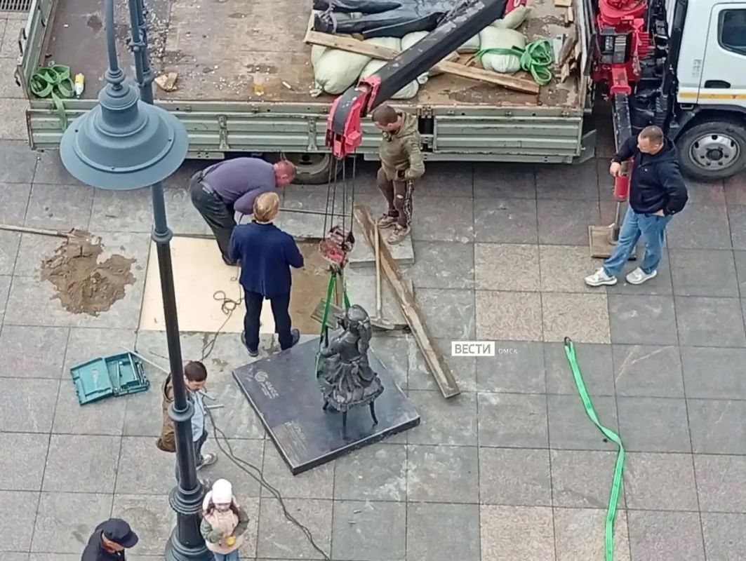 На Чокана Валиханова устанавливают скульптуру "Музыка" На Чокана Валиханова устанавливают скульптуру "Музыка"