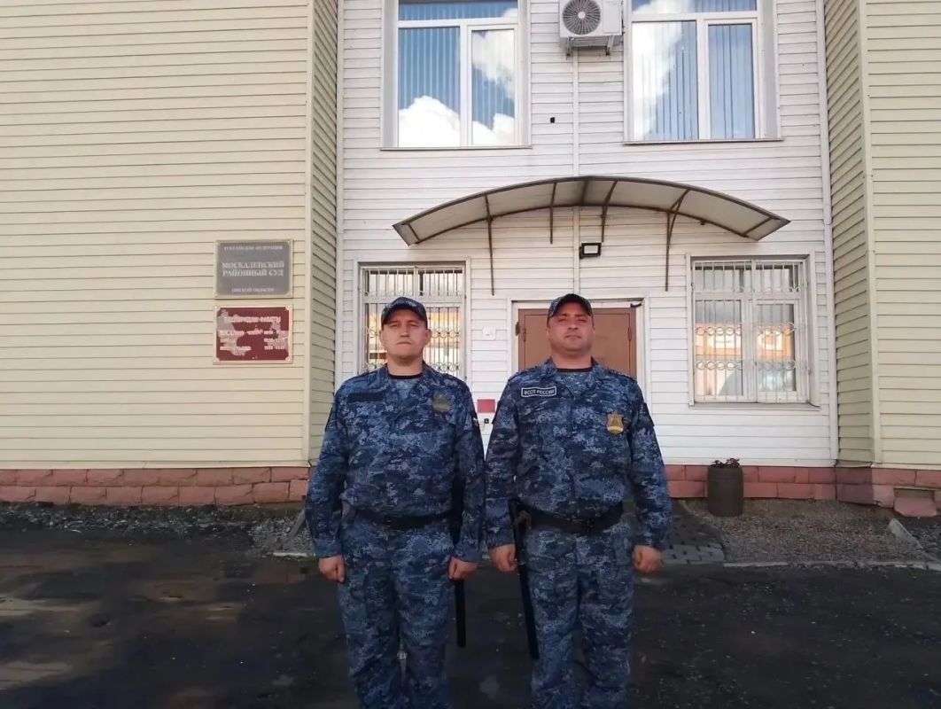 Приставы спасли пенсионера, которому стало плохо у здания суда