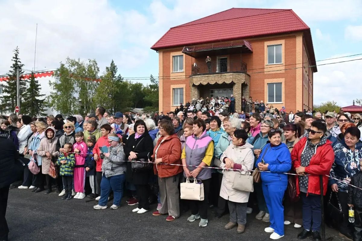 Хоценко открыл общественное пространство «Озеро Жар-птицы» в Любинском Хоценко открыл общественное пространство «Озеро Жар-птицы» в Любинском