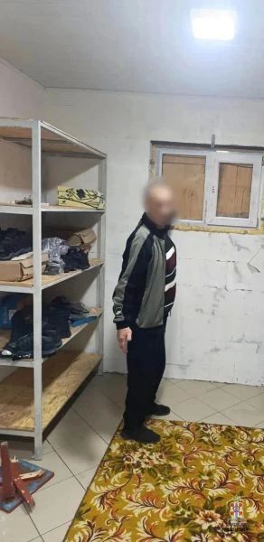 В Азовском районе полицейские задержали омича, пытавшегося похитить 16 пар обуви В Азовском районе полицейские задержали омича, пытавшегося похитить 16 пар обуви