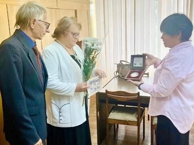 В Октябрьском округе супружеской паре вручили медаль «За любовь и верность»
