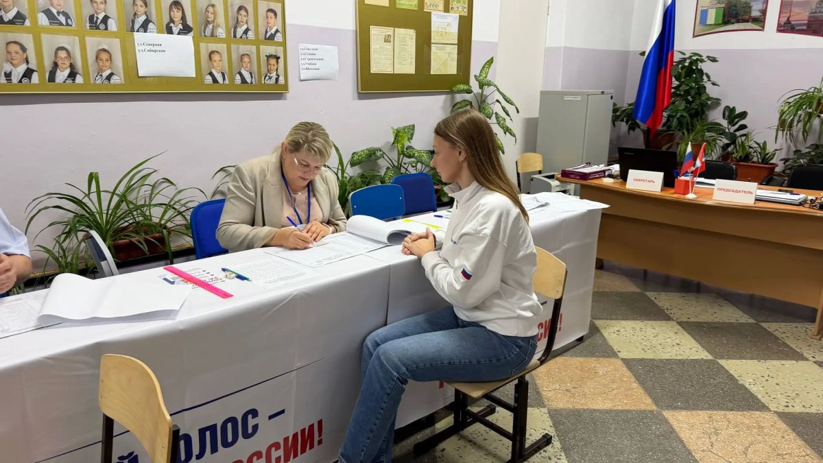 Министр молодежной политики Татьяна Денисова с утра заехала на избирательный участок и сделала свой выбор