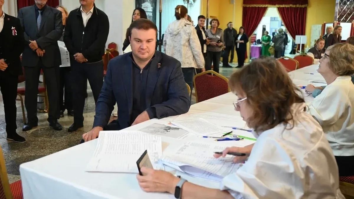 Хоценко проголосовал на выборах вместе с супругой