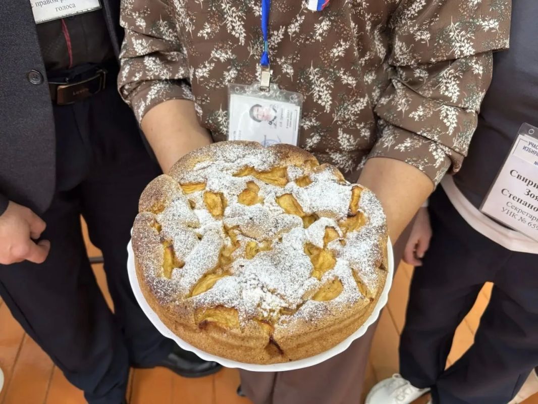 Запах яблочного пирога, ряды домашних солений и концерт местного ДК — голосование в Омской области сопровождается народными гуляниями Запах яблочного пирога, ряды домашних солений и концерт местного ДК — голосование в Омской области сопровождается народными гуляниями