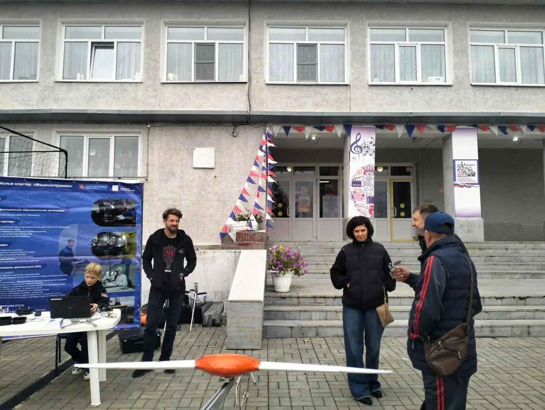 Омский авиационный колледж имени Н. Е. Жуковского организовал экспозицию дронов на избирательном участке №787 в Калачинском районе Омский авиационный колледж имени Н. Е. Жуковского организовал экспозицию дронов на избирательном участке №787 в Калачинском районе