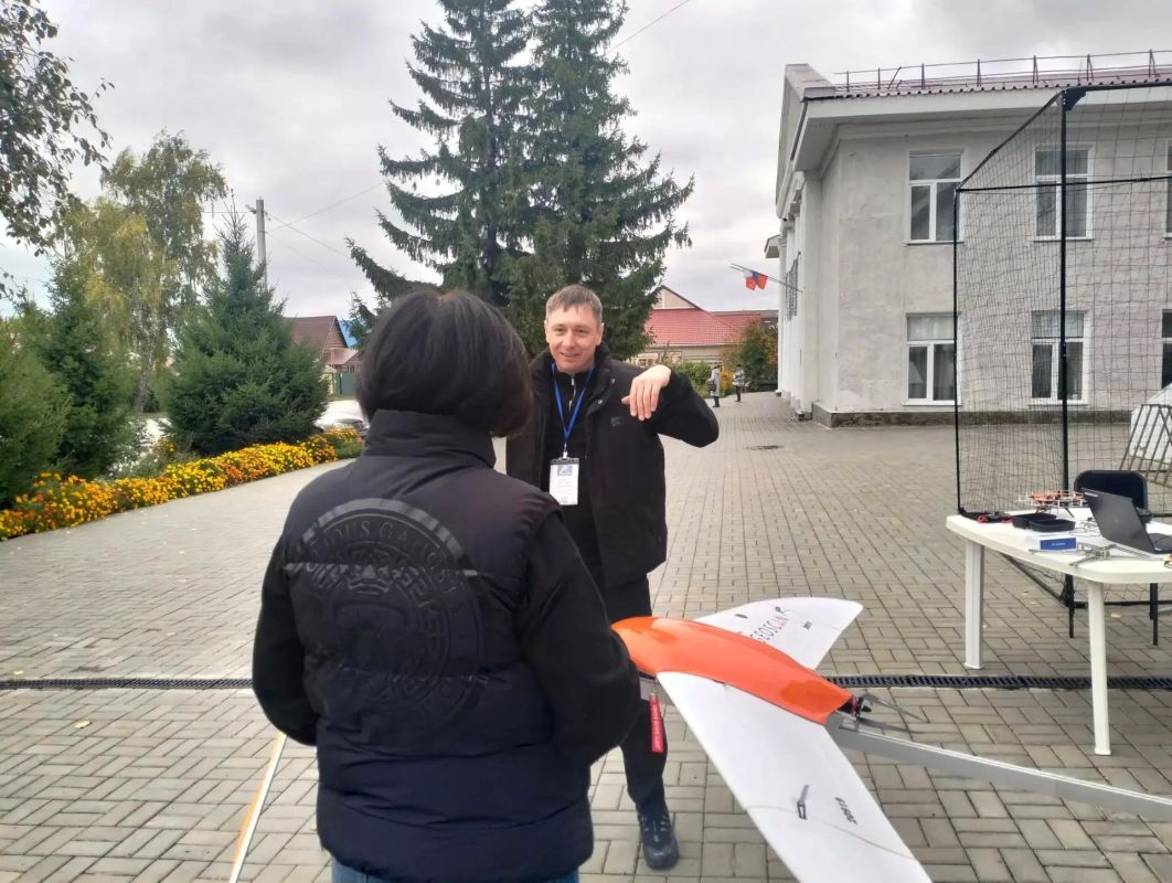 Омский авиационный колледж имени Н. Е. Жуковского организовал экспозицию дронов на избирательном участке №787 в Калачинском районе Омский авиационный колледж имени Н. Е. Жуковского организовал экспозицию дронов на избирательном участке №787 в Калачинском районе