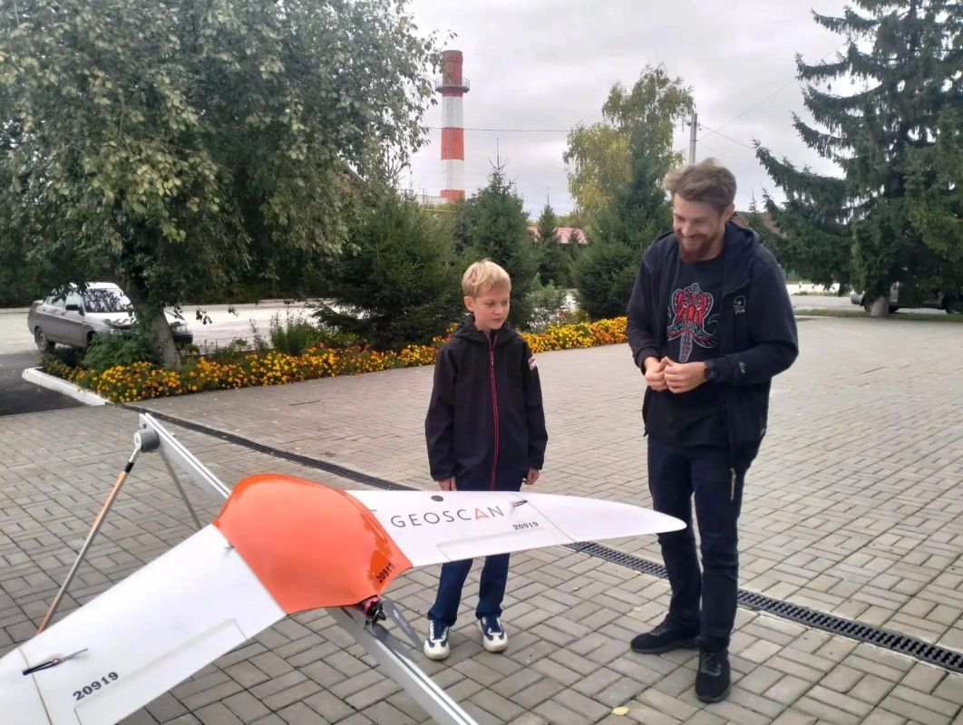Омский авиационный колледж имени Н. Е. Жуковского организовал экспозицию дронов на избирательном участке №787 в Калачинском районе Омский авиационный колледж имени Н. Е. Жуковского организовал экспозицию дронов на избирательном участке №787 в Калачинском районе