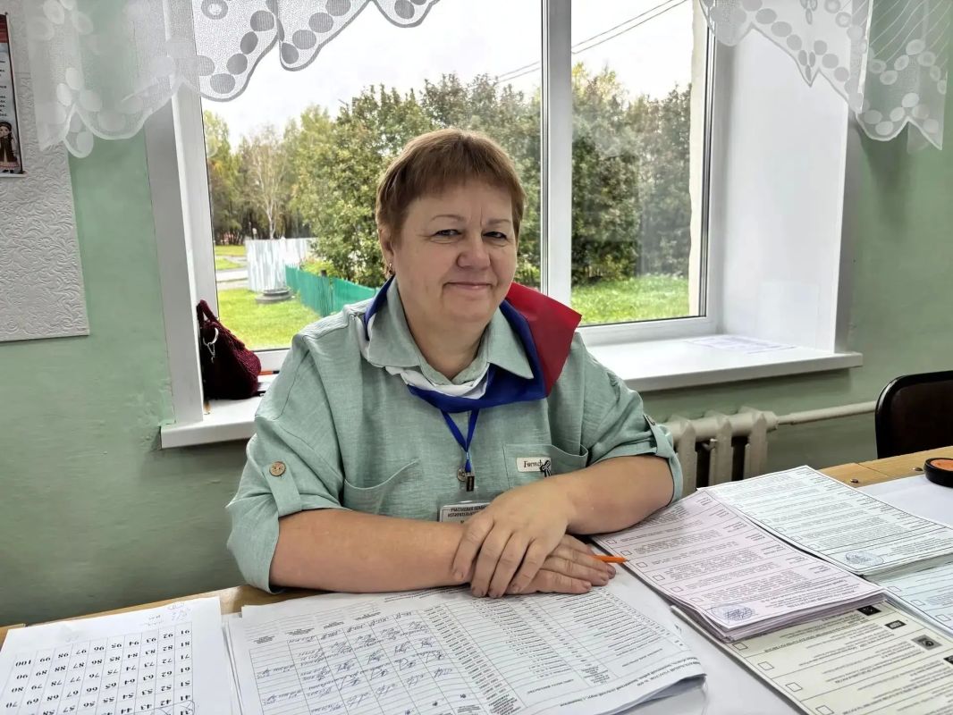 Утро начинается с шарлотки: на избирательном участке № 659 в Знаменском районе посетителей встречают ароматной выпечкой Утро начинается с шарлотки: на избирательном участке № 659 в Знаменском районе посетителей встречают ароматной выпечкой