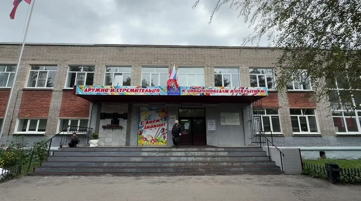 На избирательных участках в СОШ №77 пообщался с международными электоральными экспертами, которые приехали в Омск, чтобы познакомиться с организацией выборов