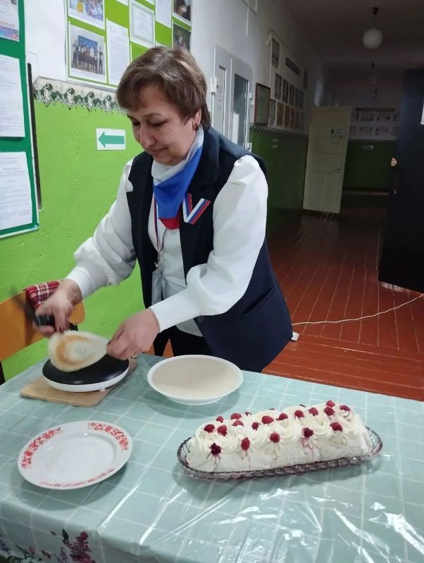 На избирательном участке в Знаменском районе появилась своя вкусная традиция На избирательном участке в Знаменском районе появилась своя вкусная традиция