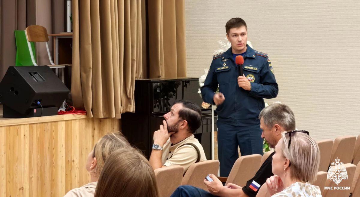 Родительское собрание в одной из омских школ провел сотрудник МЧС России Родительское собрание в одной из омских школ провел сотрудник МЧС России