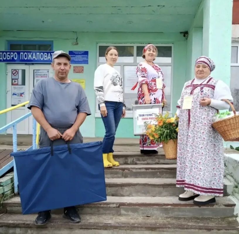 С песнями, танцами и хорошим настроением приходят омичи на избирательные участки С песнями, танцами и хорошим настроением приходят омичи на избирательные участки