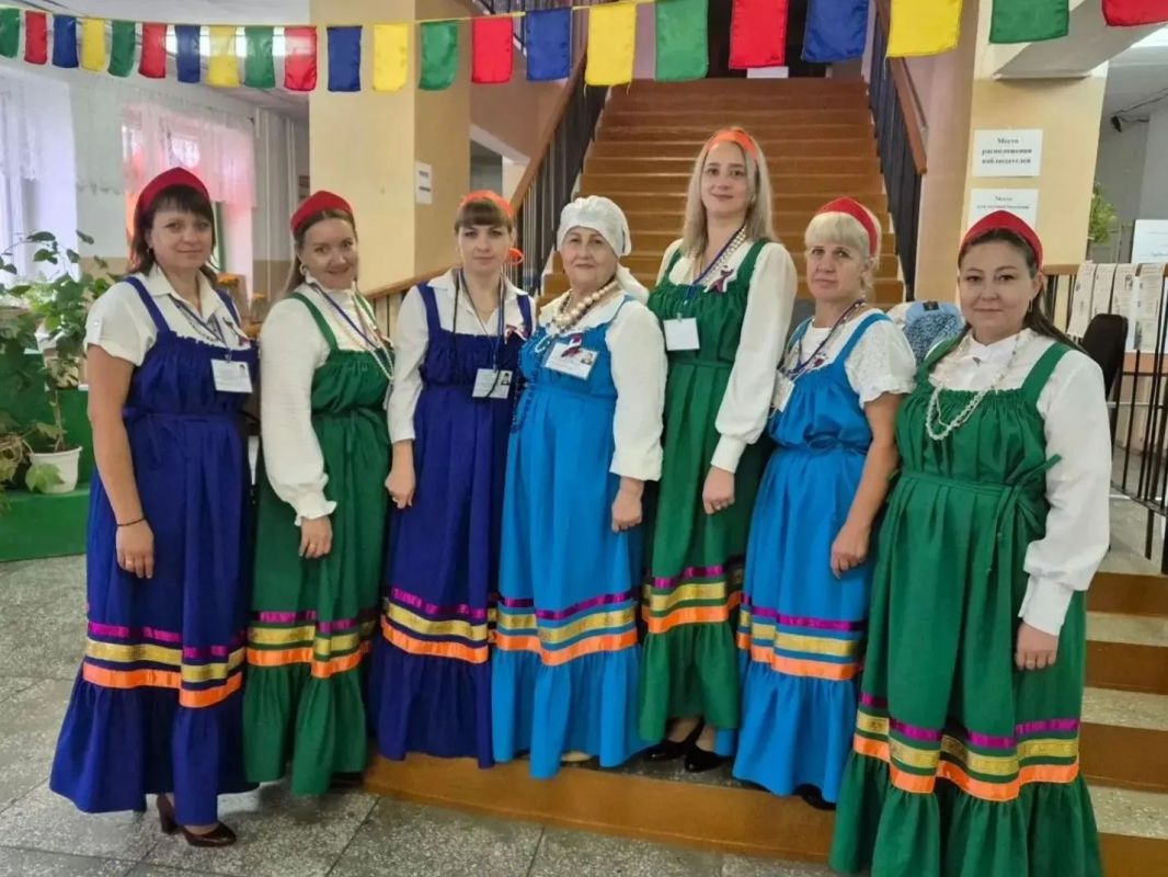 С песнями, танцами и хорошим настроением приходят омичи на избирательные участки С песнями, танцами и хорошим настроением приходят омичи на избирательные участки