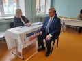 Олег Смолин проголосовал на избирательном участке в Омске