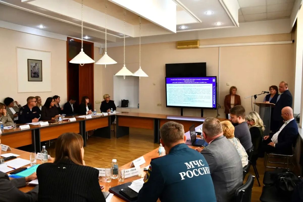 Сегодня под руководством заместителя Председателя Правительства Омской области Ивана Андреевича Колесника на базе Сибирского профессионального колледжа провели заседание комиссии по делам несовершеннолетних и защите их прав... Сегодня под руководством заместителя Председателя Правительства Омской области Ивана Андреевича Колесника на базе Сибирского профессионального колледжа провели заседание комиссии по делам несовершеннолетних и защите их прав...