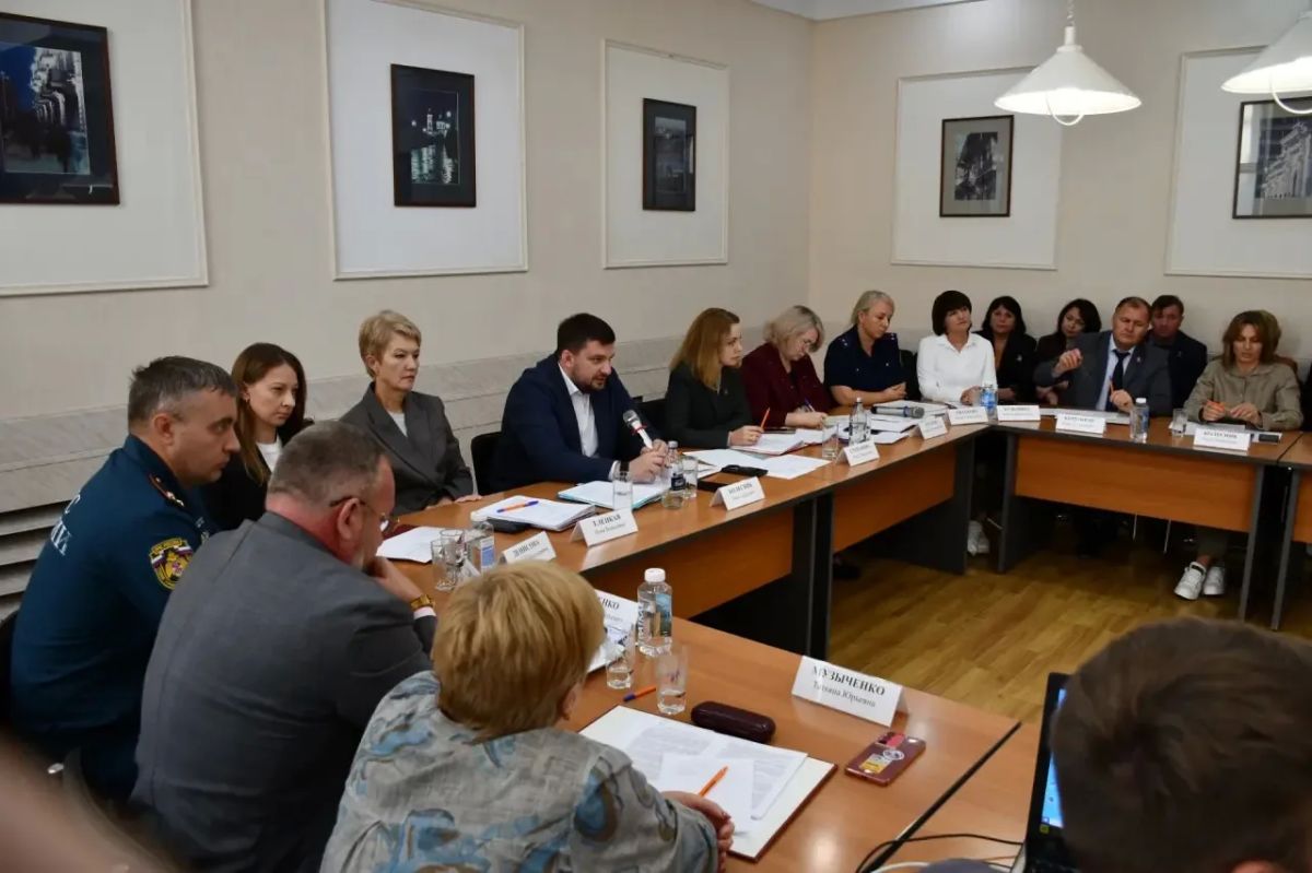 Сегодня под руководством заместителя Председателя Правительства Омской области Ивана Андреевича Колесника на базе Сибирского профессионального колледжа провели заседание комиссии по делам несовершеннолетних и защите их прав... Сегодня под руководством заместителя Председателя Правительства Омской области Ивана Андреевича Колесника на базе Сибирского профессионального колледжа провели заседание комиссии по делам несовершеннолетних и защите их прав...