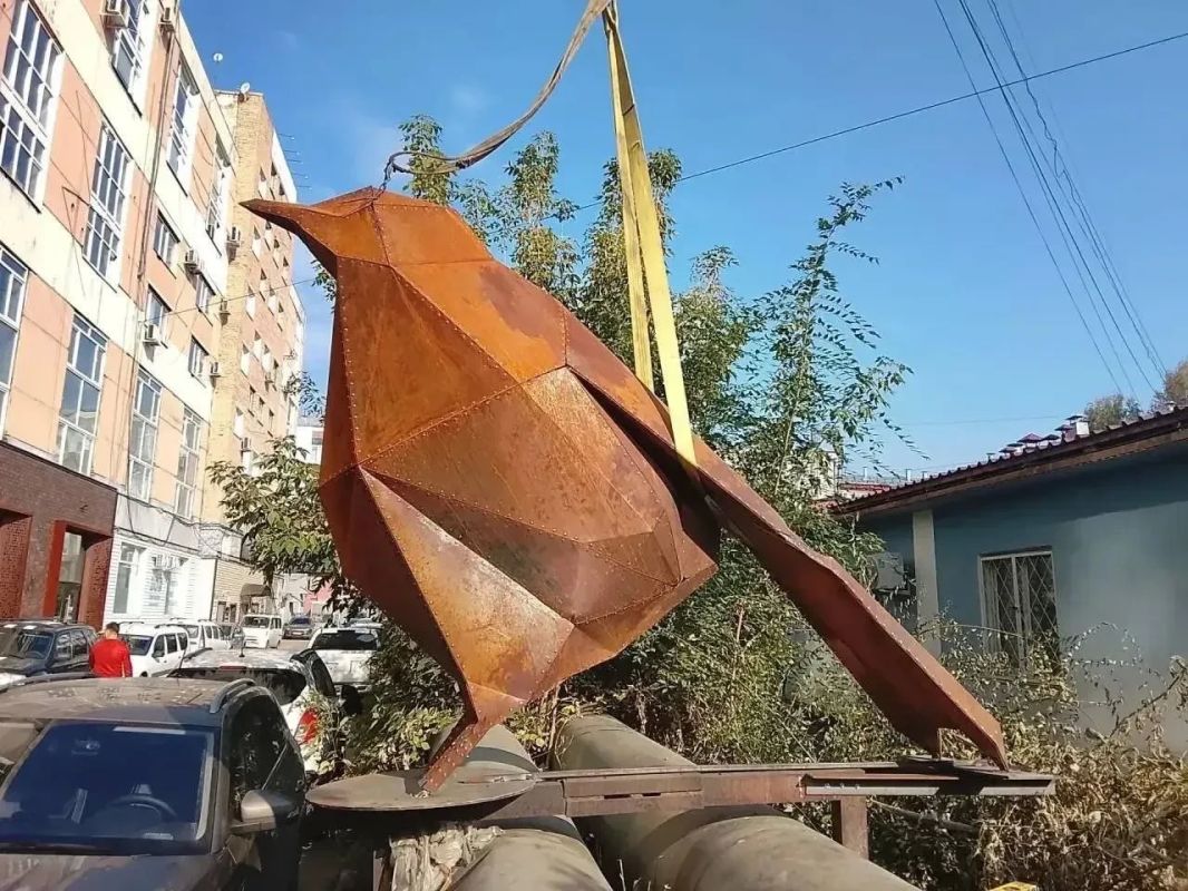 На «Электроточке» появилась птица из кортеновской стали