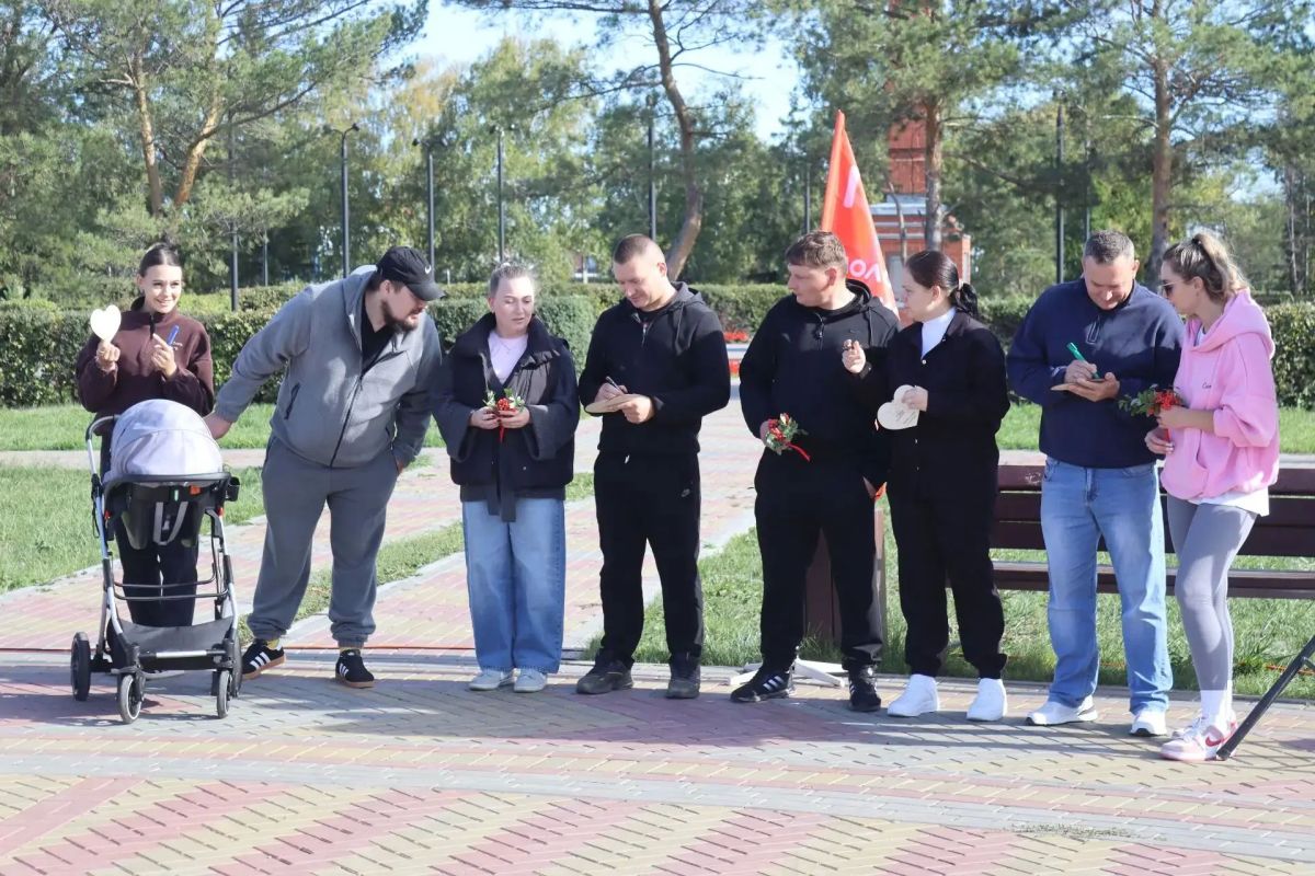 В Полтавке разрастается рябиновая аллея молодожёнов: местные жители второй год подряд красиво увековечивают дату создания своей семьи В Полтавке разрастается рябиновая аллея молодожёнов: местные жители второй год подряд красиво увековечивают дату создания своей семьи