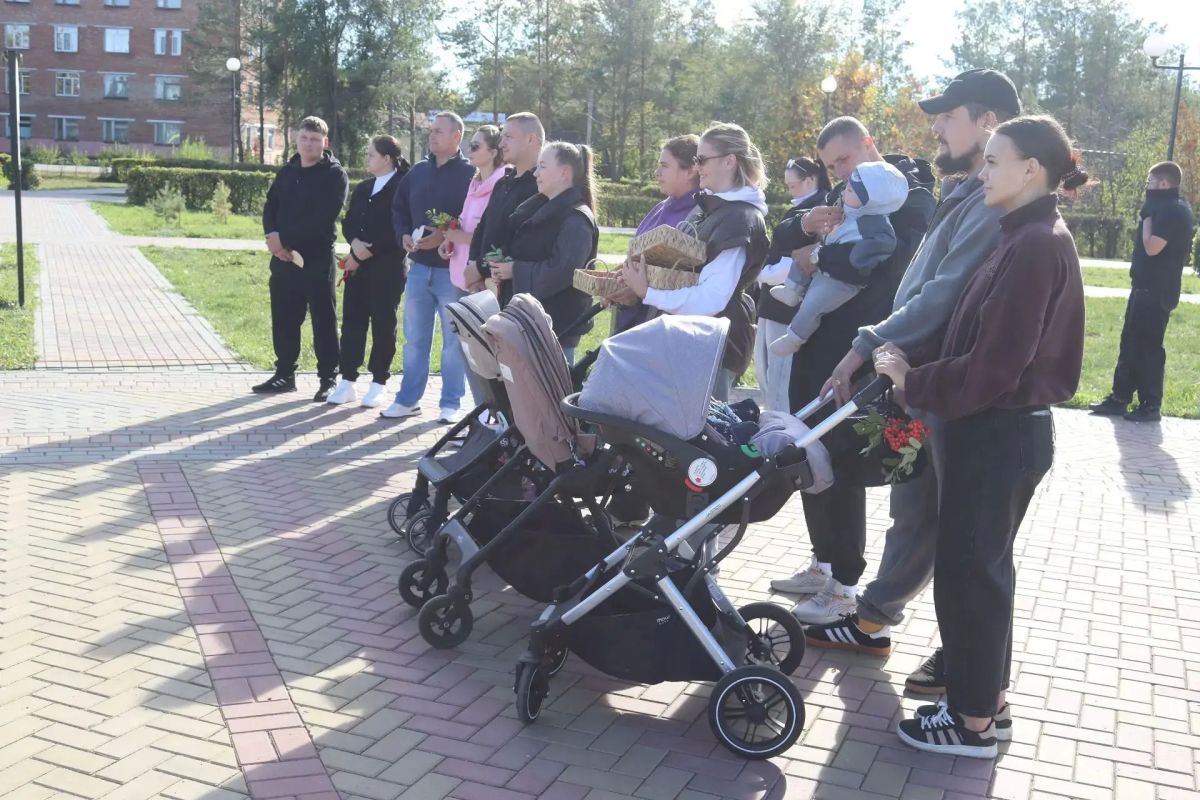 В Полтавке разрастается рябиновая аллея молодожёнов: местные жители второй год подряд красиво увековечивают дату создания своей семьи В Полтавке разрастается рябиновая аллея молодожёнов: местные жители второй год подряд красиво увековечивают дату создания своей семьи
