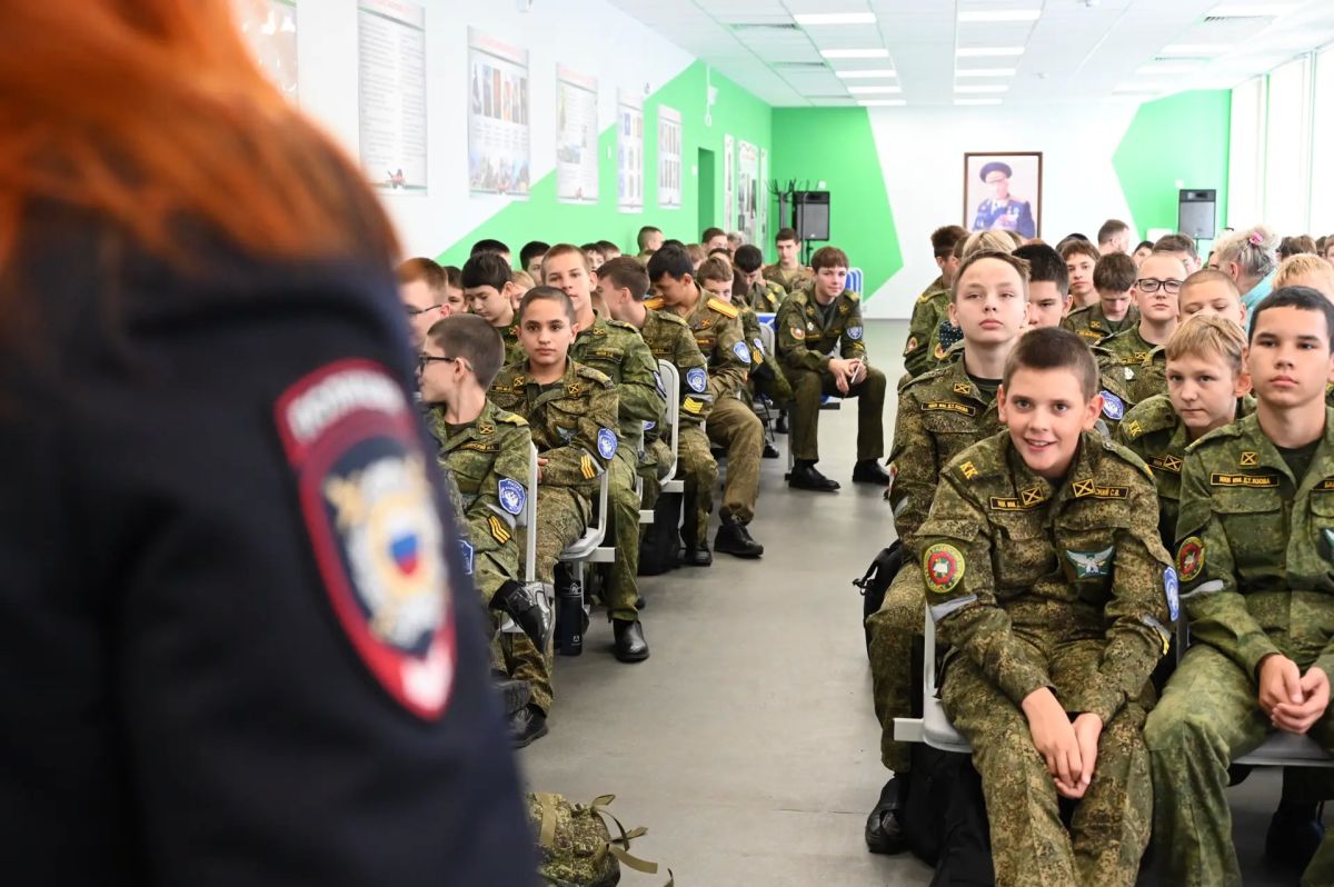 В рамках общероссийской акции «Сообщи, где торгуют смертью» в Казачьем кадетском корпусе имени Маршала Советского Союза Д.Т. Язова для учащихся 5-11 классов сотрудники полиции провели профилактическое мероприятие В рамках общероссийской акции «Сообщи, где торгуют смертью» в Казачьем кадетском корпусе имени Маршала Советского Союза Д.Т. Язова для учащихся 5-11 классов сотрудники полиции провели профилактическое мероприятие