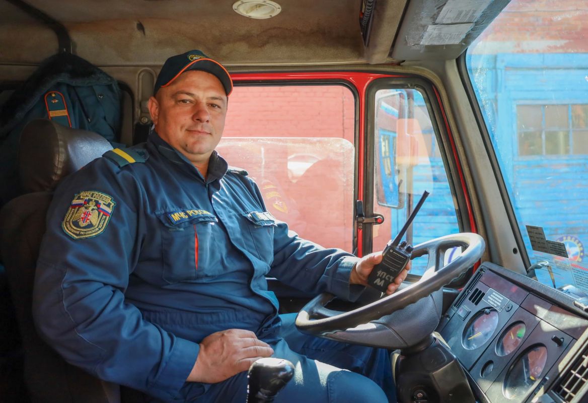 МЫ СПЕШИМ НА ПОМОЩЬ.... Водитель автолестницы Андрей Драчев желает безопасных суток! «Уважаемые водители, будьте внимательны и осторожны на дорогах! Ты спешишь по делам - мы спешим спасти чью-то жизнь…Мы знаем, что вы тоже...