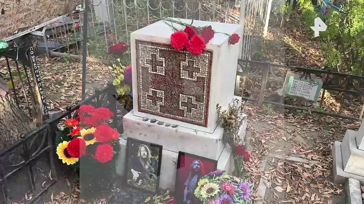 Подкинутой свиной головы больше нет на могиле Егора Летова в Омске. В этом убедился корреспондент РЕН ТВ. Была ли она вообще, это большой вопрос. По словам сторожа, к ним никто не обращался по поводу осквернения могилы...