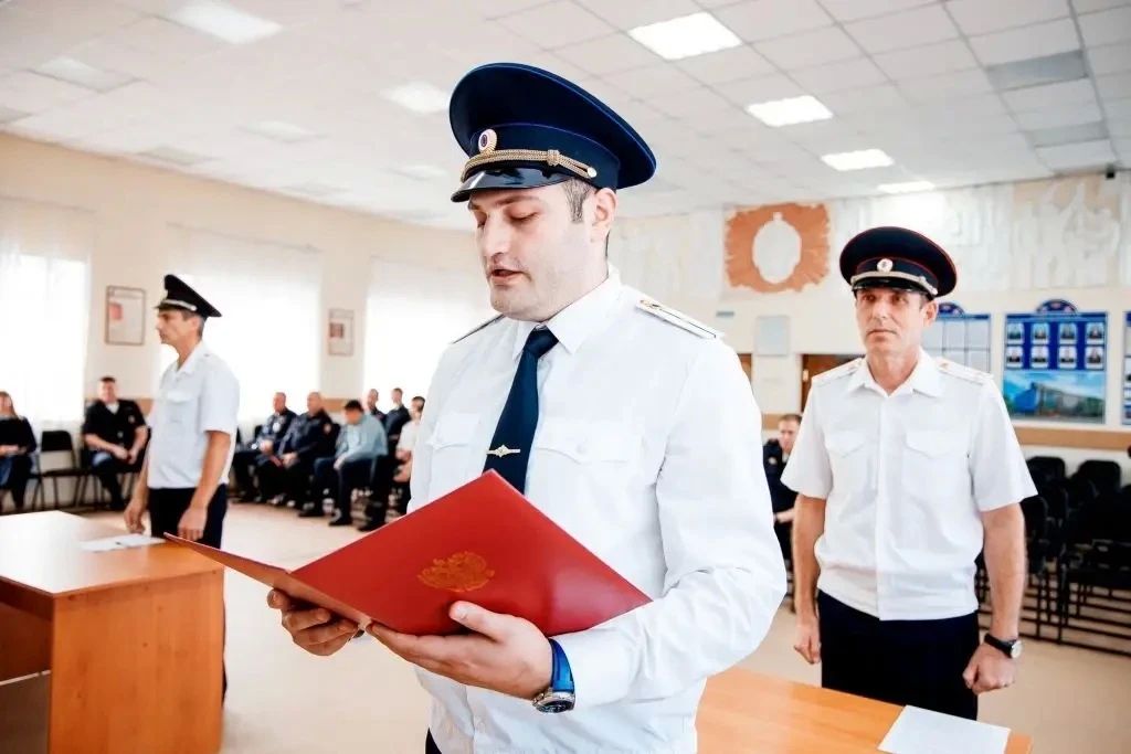 Молодые сотрудники полиции принесли Присягу сотрудника органов внутренних дел Российской Федерации Молодые сотрудники полиции принесли Присягу сотрудника органов внутренних дел Российской Федерации