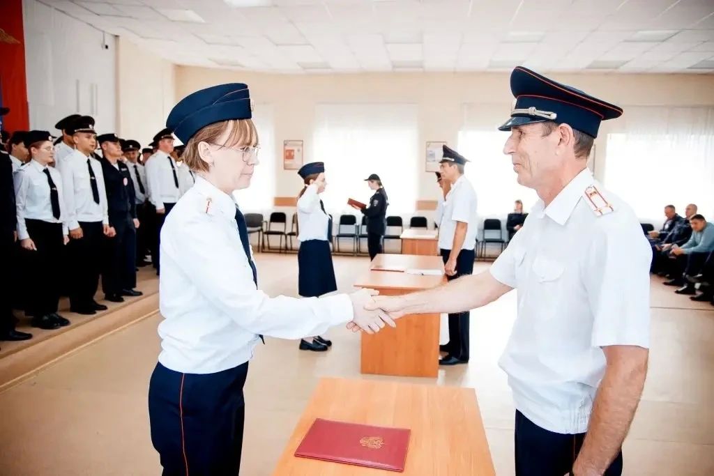 Молодые сотрудники полиции принесли Присягу сотрудника органов внутренних дел Российской Федерации Молодые сотрудники полиции принесли Присягу сотрудника органов внутренних дел Российской Федерации