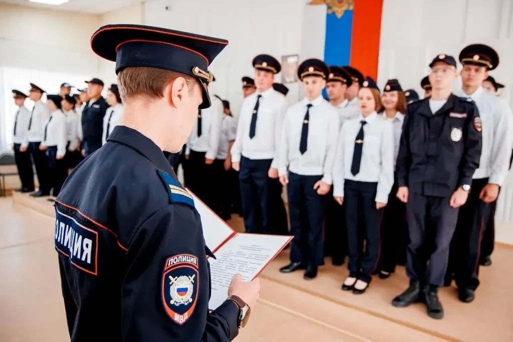 Молодые сотрудники полиции принесли Присягу сотрудника органов внутренних дел Российской Федерации Молодые сотрудники полиции принесли Присягу сотрудника органов внутренних дел Российской Федерации