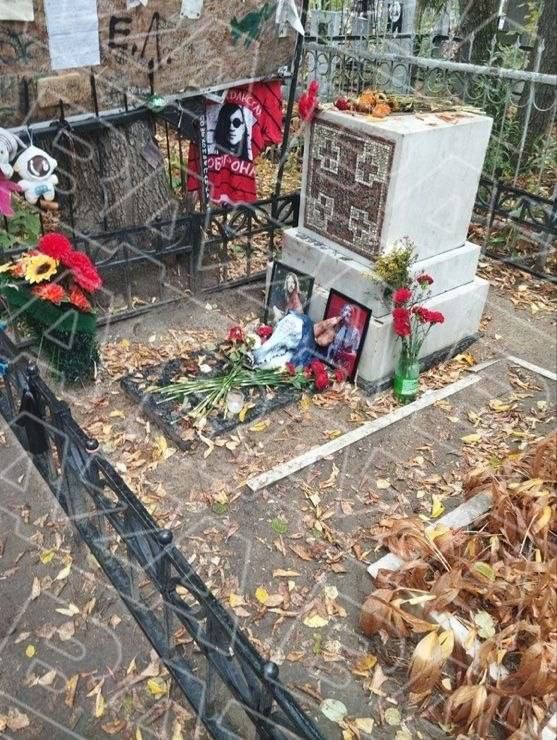 Свиную голову с книгой во рту прикрепили к могиле Егора Летова на Старо-Восточном кладбище в Омске Свиную голову с книгой во рту прикрепили к могиле Егора Летова на Старо-Восточном кладбище в Омске