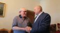 Мэр Омска вручил медаль 91-летнему омскому профессору