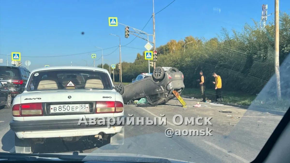 В Омске машина перевернулась после столкновения у «Меги»
