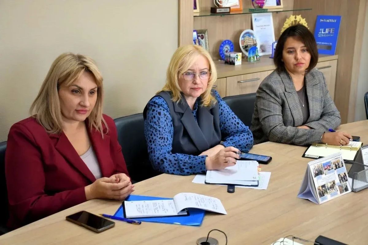 Провела рабочую встречу с главой Колосовского района Петром Ивановичем Терлеевым Провела рабочую встречу с главой Колосовского района Петром Ивановичем Терлеевым