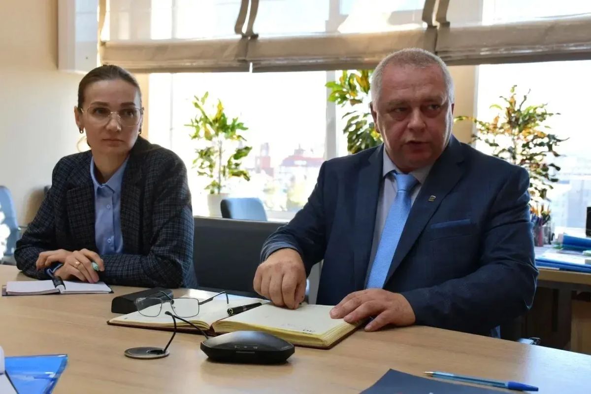 Провела рабочую встречу с главой Колосовского района Петром Ивановичем Терлеевым Провела рабочую встречу с главой Колосовского района Петром Ивановичем Терлеевым