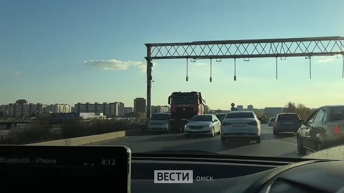Большая пробка в сторону правого берега образовалась из-за ДТП на мосту