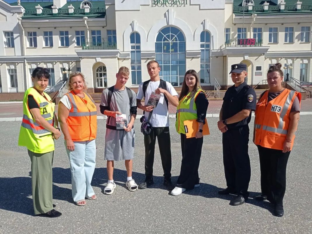 В Омске транспортные полицейские провели для школьников уроки безопасности на железной дороге В Омске транспортные полицейские провели для школьников уроки безопасности на железной дороге