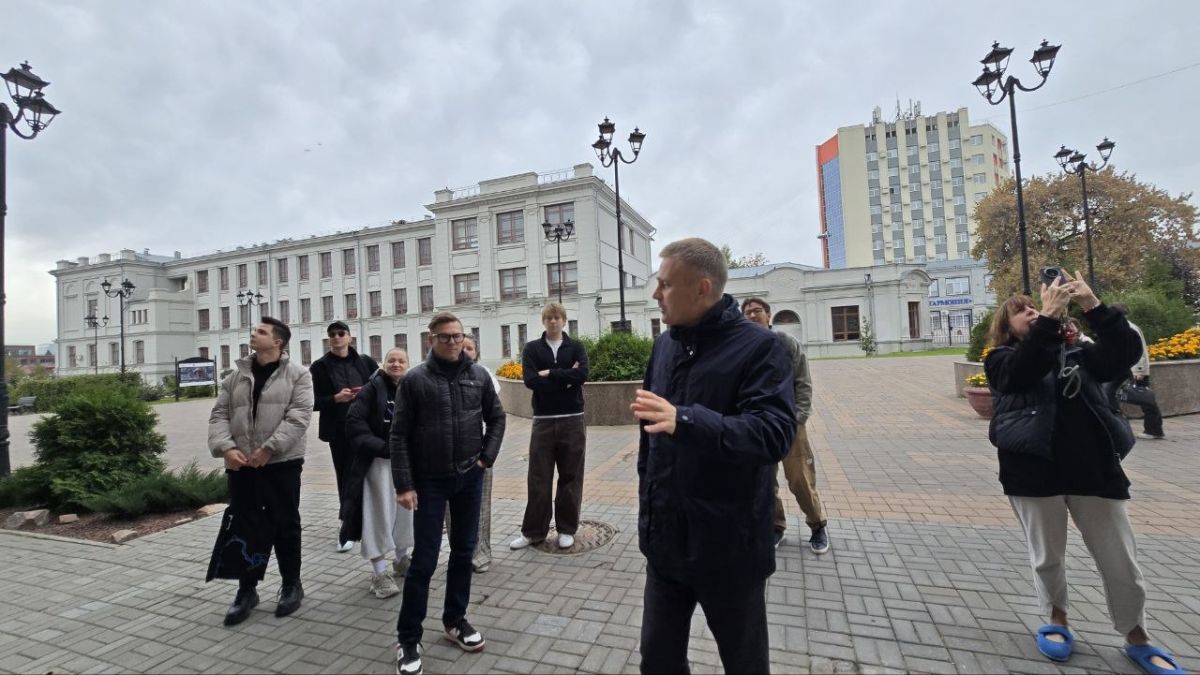 Вместе с коллегами из Центра "Эрмитаж-Сибирь" провели для наших дорогих гостей, приехавших на Международный фестиваль визуальных искусств "Порт_Арт", экскурсию по выставке "Михаил Врубель Вместе с коллегами из Центра "Эрмитаж-Сибирь" провели для наших дорогих гостей, приехавших на Международный фестиваль визуальных искусств "Порт_Арт", экскурсию по выставке "Михаил Врубель