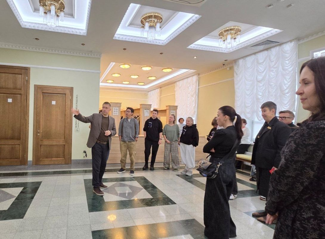 Вместе с коллегами из Центра "Эрмитаж-Сибирь" провели для наших дорогих гостей, приехавших на Международный фестиваль визуальных искусств "Порт_Арт", экскурсию по выставке "Михаил Врубель Вместе с коллегами из Центра "Эрмитаж-Сибирь" провели для наших дорогих гостей, приехавших на Международный фестиваль визуальных искусств "Порт_Арт", экскурсию по выставке "Михаил Врубель