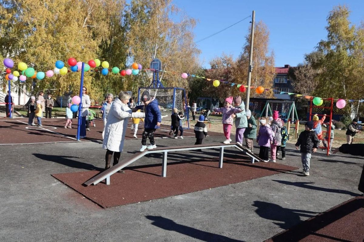 В Русско-Полянском районе на одну современную детскую спортплощадку стало больше! В Русско-Полянском районе на одну современную детскую спортплощадку стало больше!