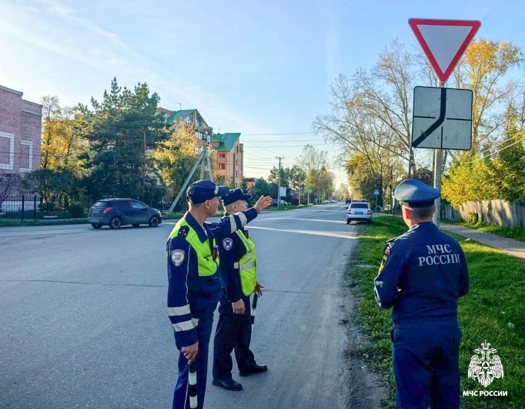 Пять улиц на перекрестке и правила для самокатов: инспектор ДПС провел «урок» для тарских спасателей Пять улиц на перекрестке и правила для самокатов: инспектор ДПС провел «урок» для тарских спасателей