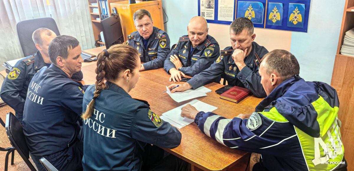 Пять улиц на перекрестке и правила для самокатов: инспектор ДПС провел «урок» для тарских спасателей