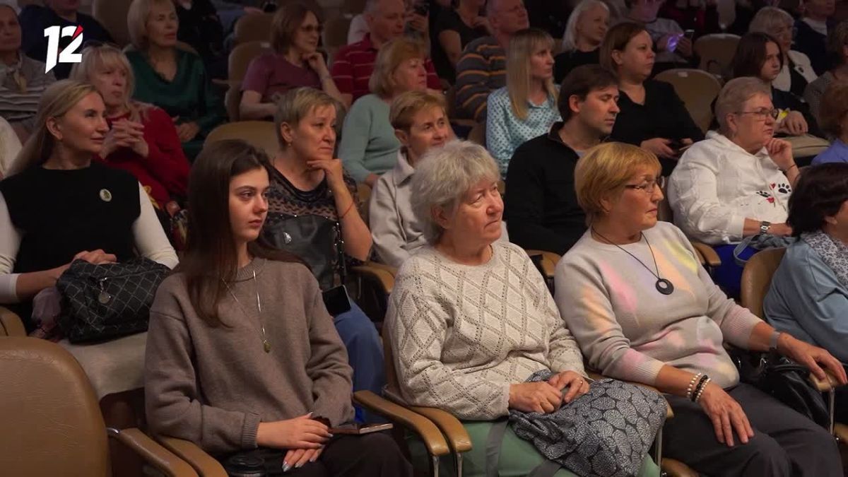 Полный зал поклонников: в Омске прошла встреча с Олегом Тактаровым