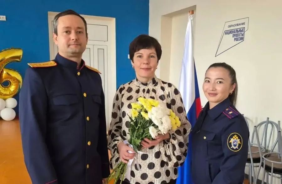 Офицеры следственного управления поздравили омских педагогов с Днем учителя Офицеры следственного управления поздравили омских педагогов с Днем учителя