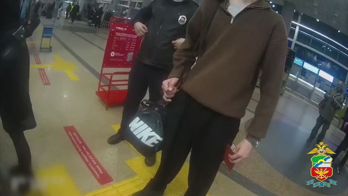 В Омске транспортные полицейские задержали в аэропорту пассажира, нарушавшего общественный порядок