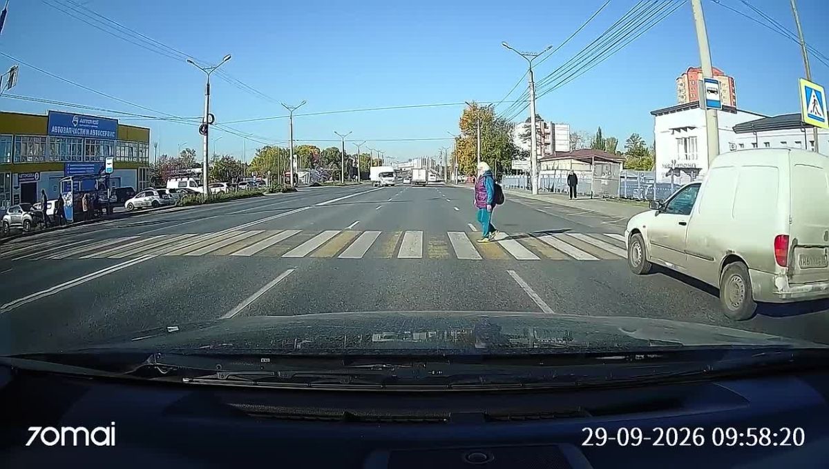 В социальных сетях распространялось видео, на котором зафиксировано нарушение Правил дорожного движения: на улице 10 лет Октября на нерегулируемом пешеходном переходе водитель автомобиля не предоставил преимущество и напугал...